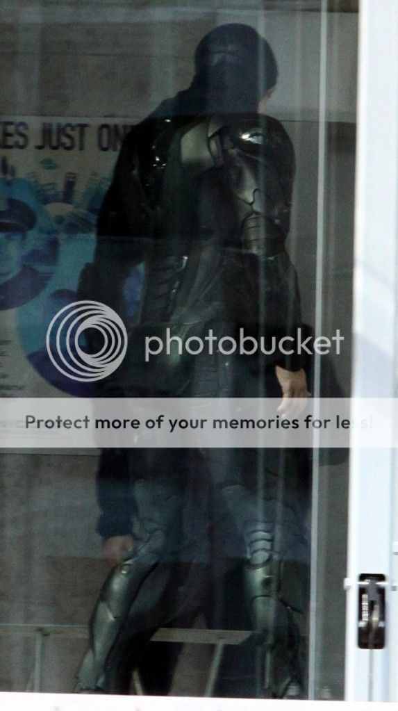 joel_kinnaman_robocop_set_toronto_september_7_2012_9-760x1357.jpg